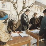 Bugár Béla az aláírásgyűjtésnél agitál